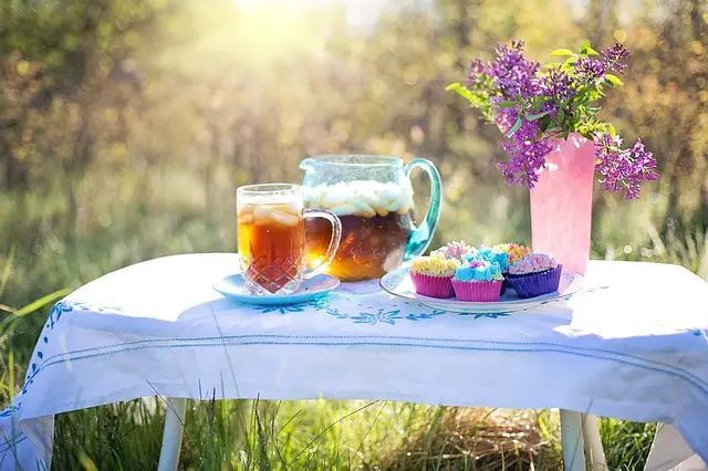 iced tea and cupcakes