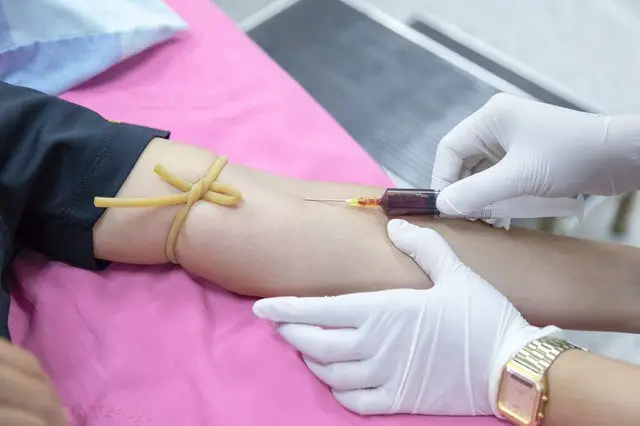 Extracting blood from Syringe